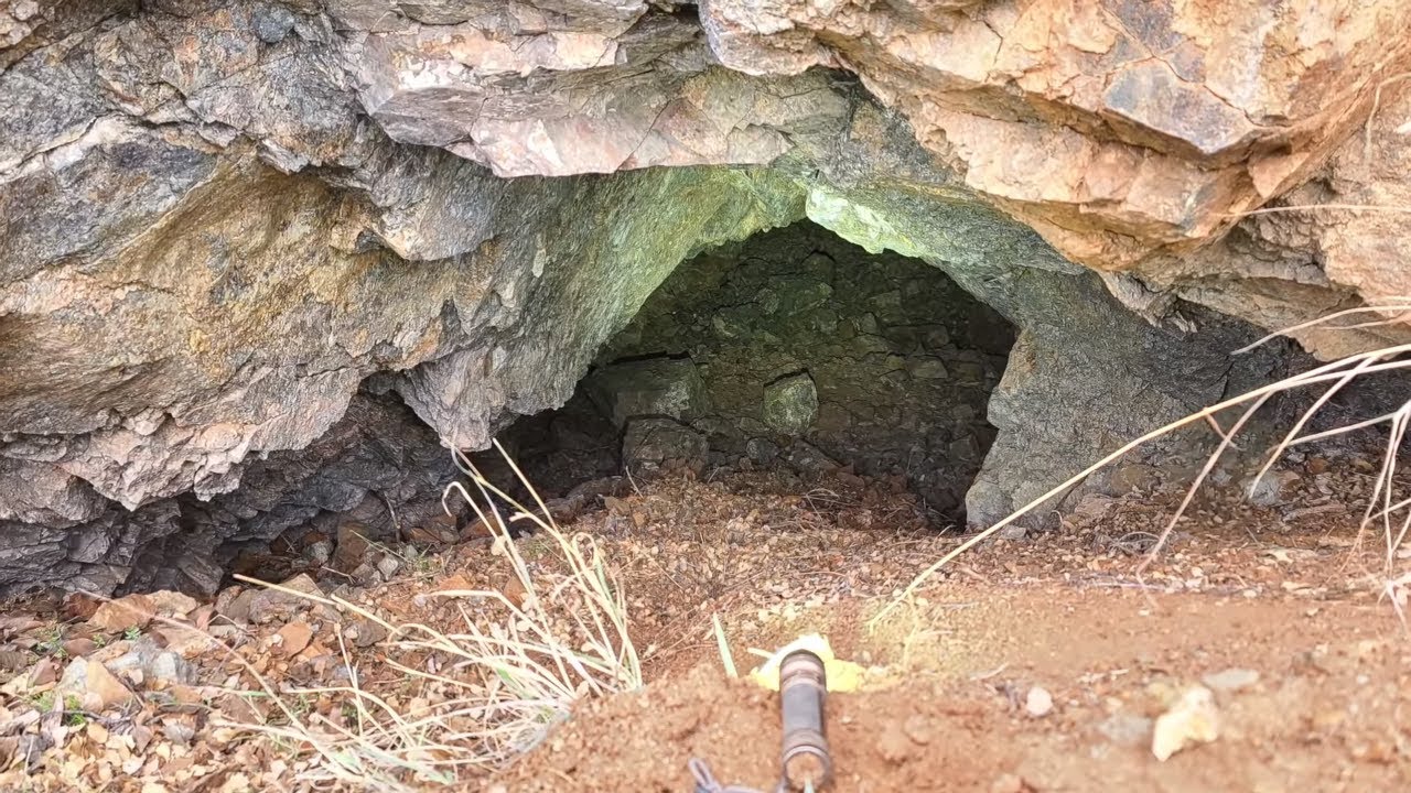 Hiking the River In Central Arizona : Indian Artifacts And Old Mines