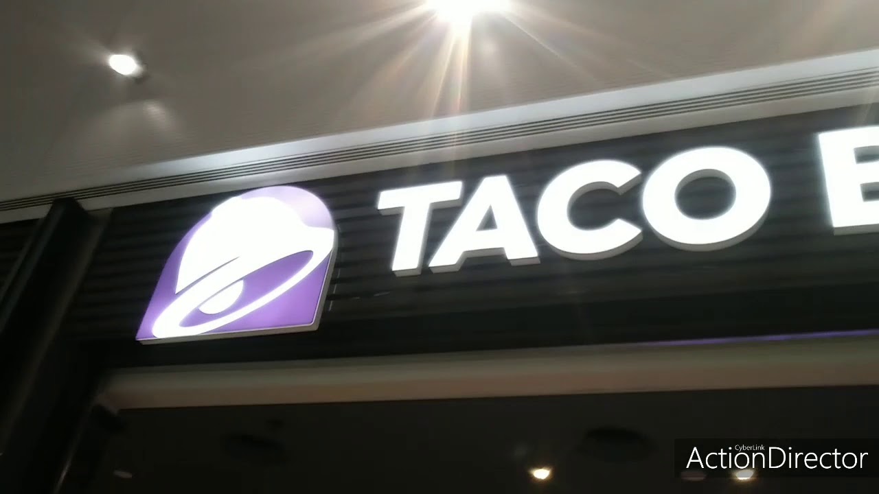 Probando los tacos de Taco Bell