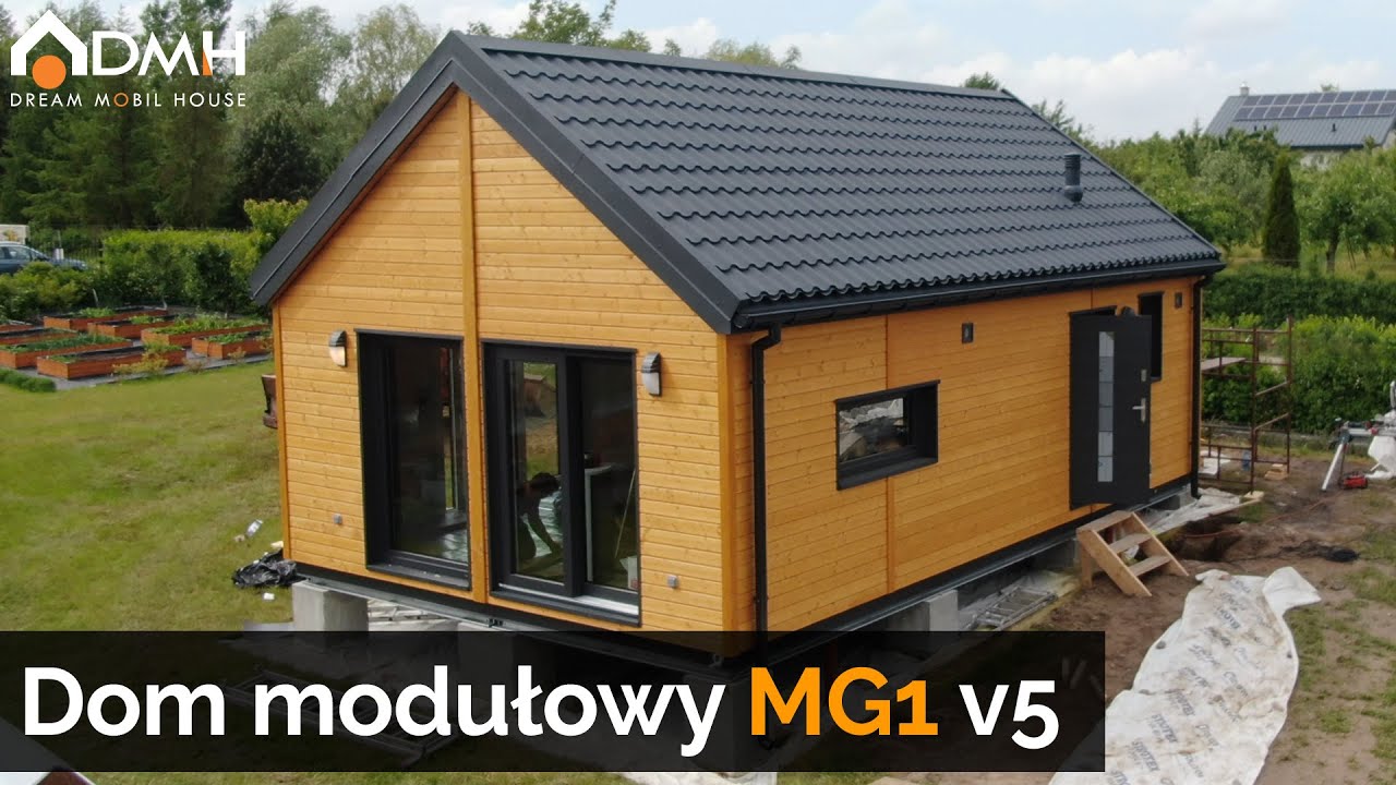 Dom modułowy z drewnianą elewacją i dużym salonem