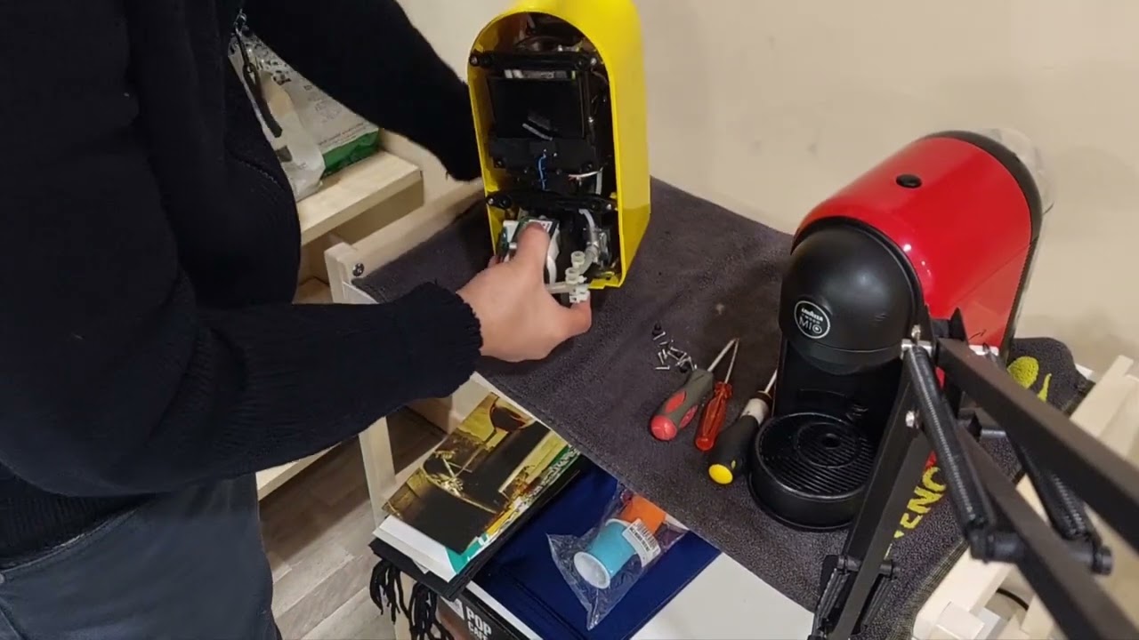 Sostituzione condensatore della scheda su macchina del caffè lavazza minù lm500