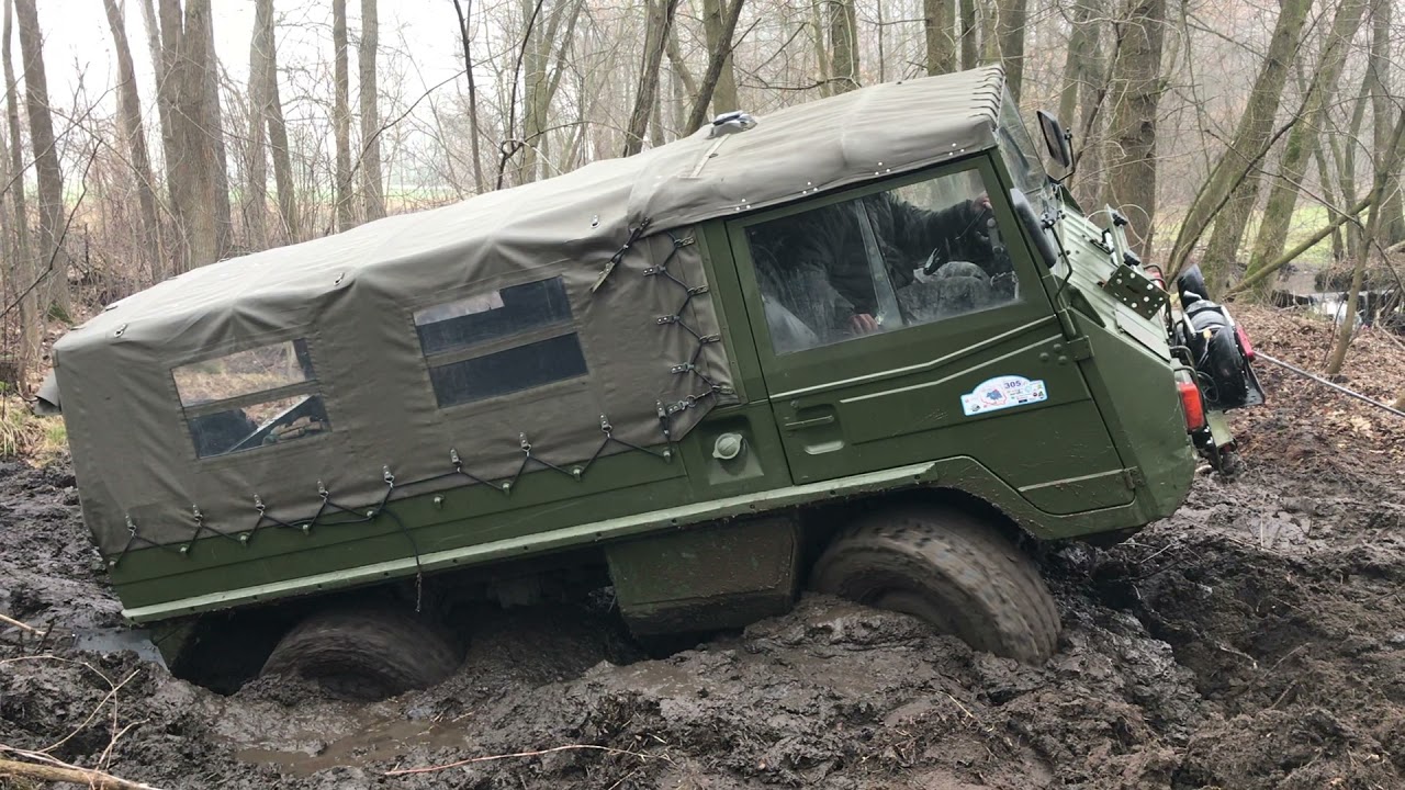 Steyr-Puch Pinzgauer 710M в гонке по бездорожью