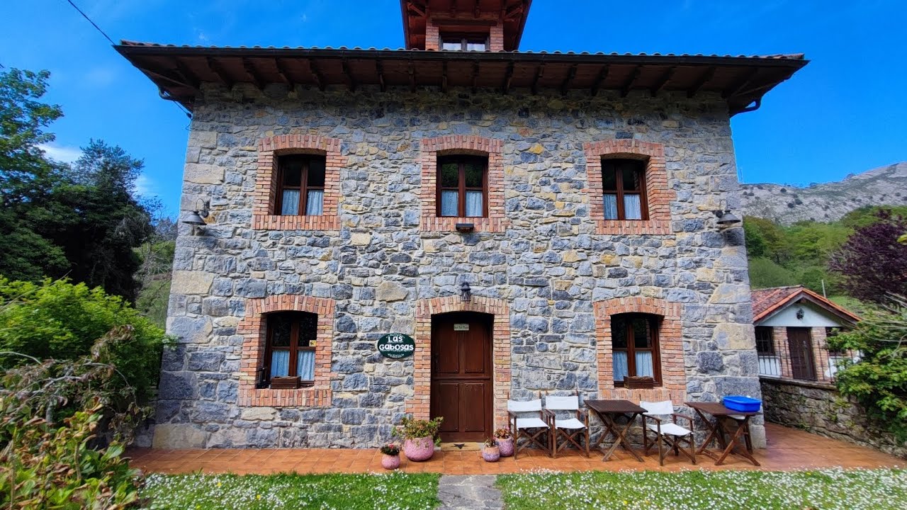 Casa de piedra al lado del río, concejo de Llanes