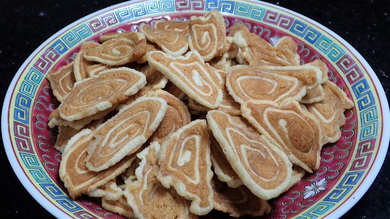 Chinese Cow's Ear Cookies (牛耳朵餅) | Grab Some Oil