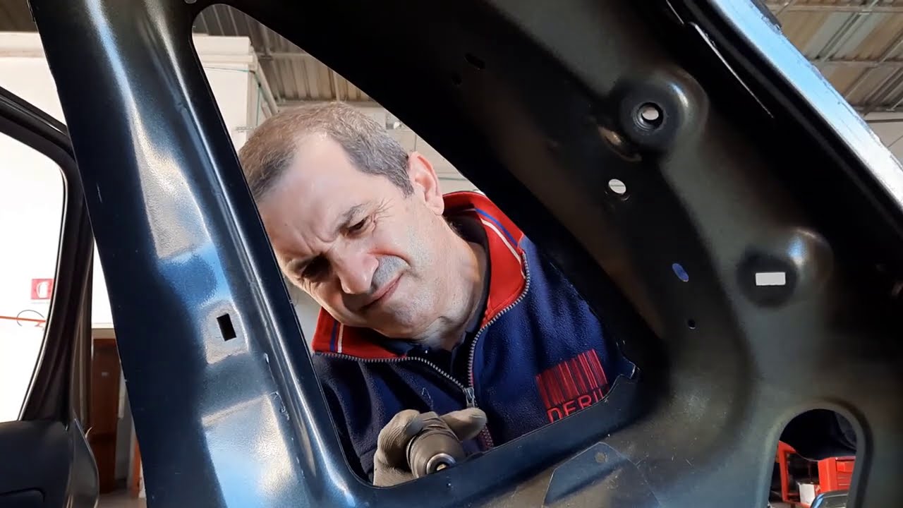 Riparare un danno di carrozzeria sostituendo il lamierato