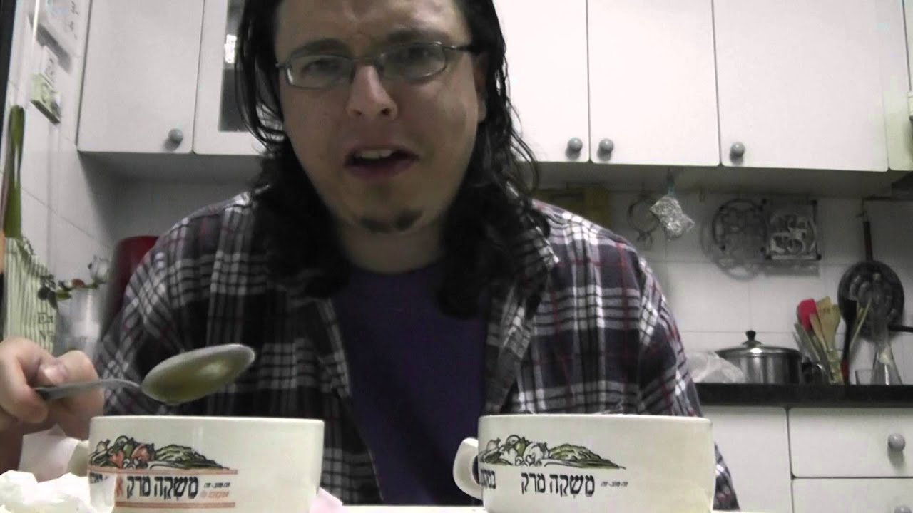 1394 - אבא קריר אוכל מרק עם קניידלעך