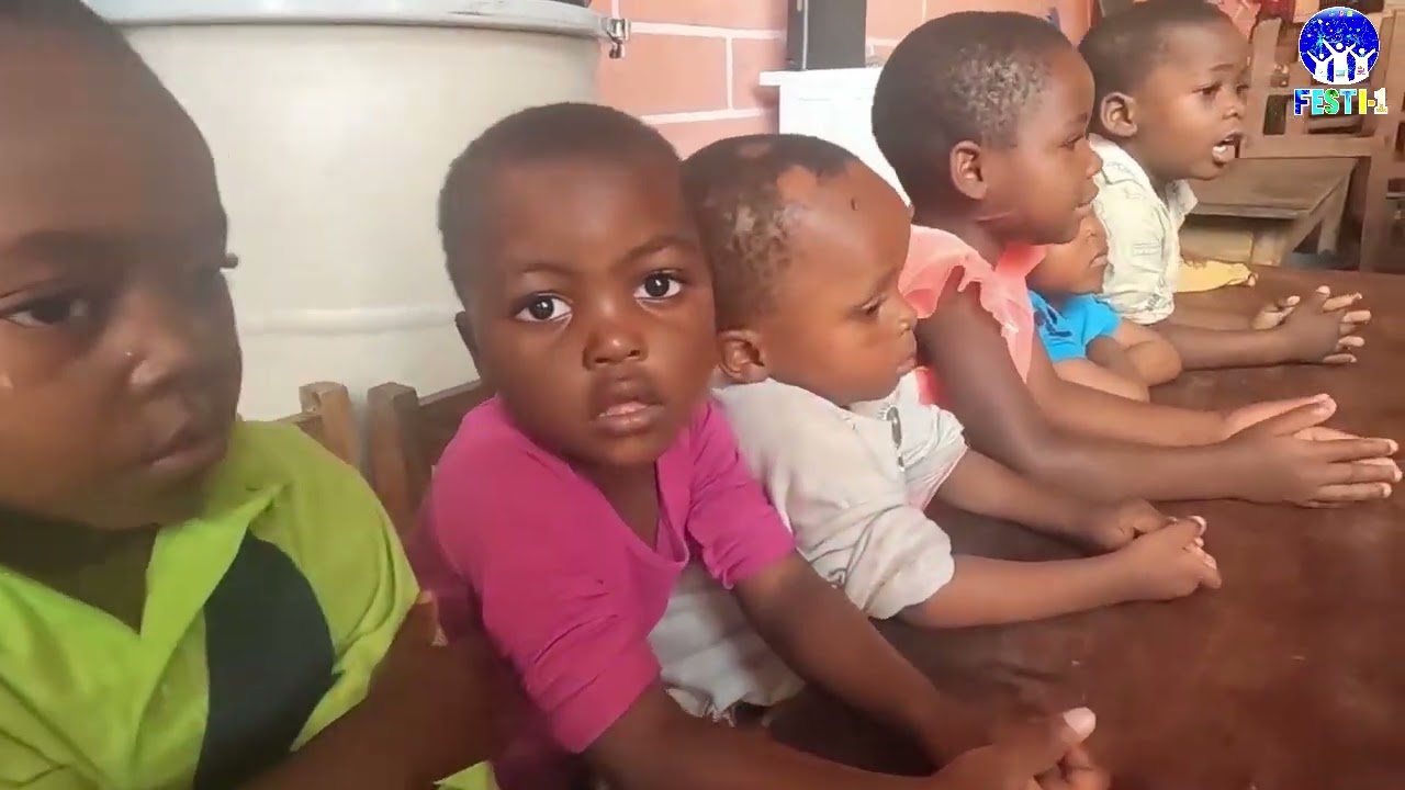 Miss Web à l'orphelinat Saint Rita à Yaoundé 