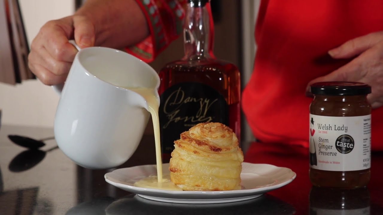 Nerys Howell Welsh food by season - Baked apple and ginger / Afalau pôb gyda sinsir