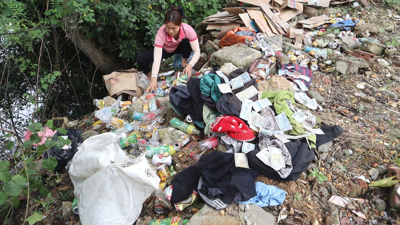 Poor single mother collects scrap and finds a lot of discarded money