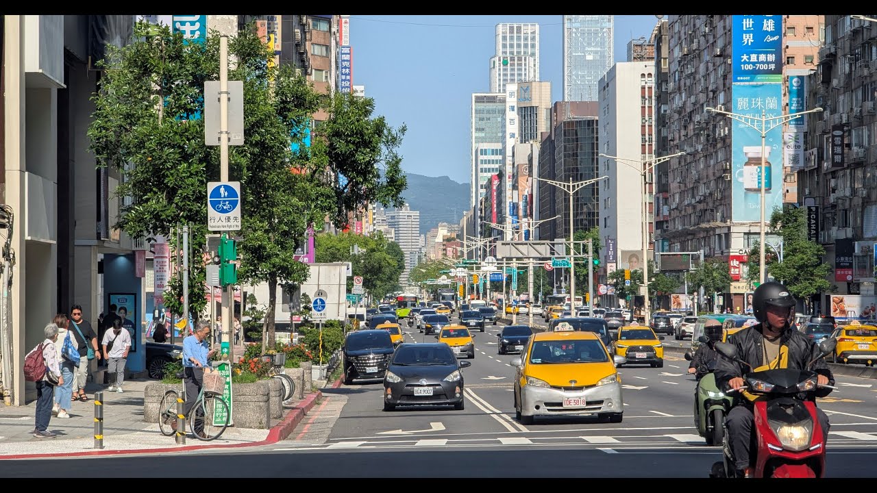 A sunny day in Taipei: the Zhongxiao-Dunhua shopping strip (w. underground Miki Plaza)