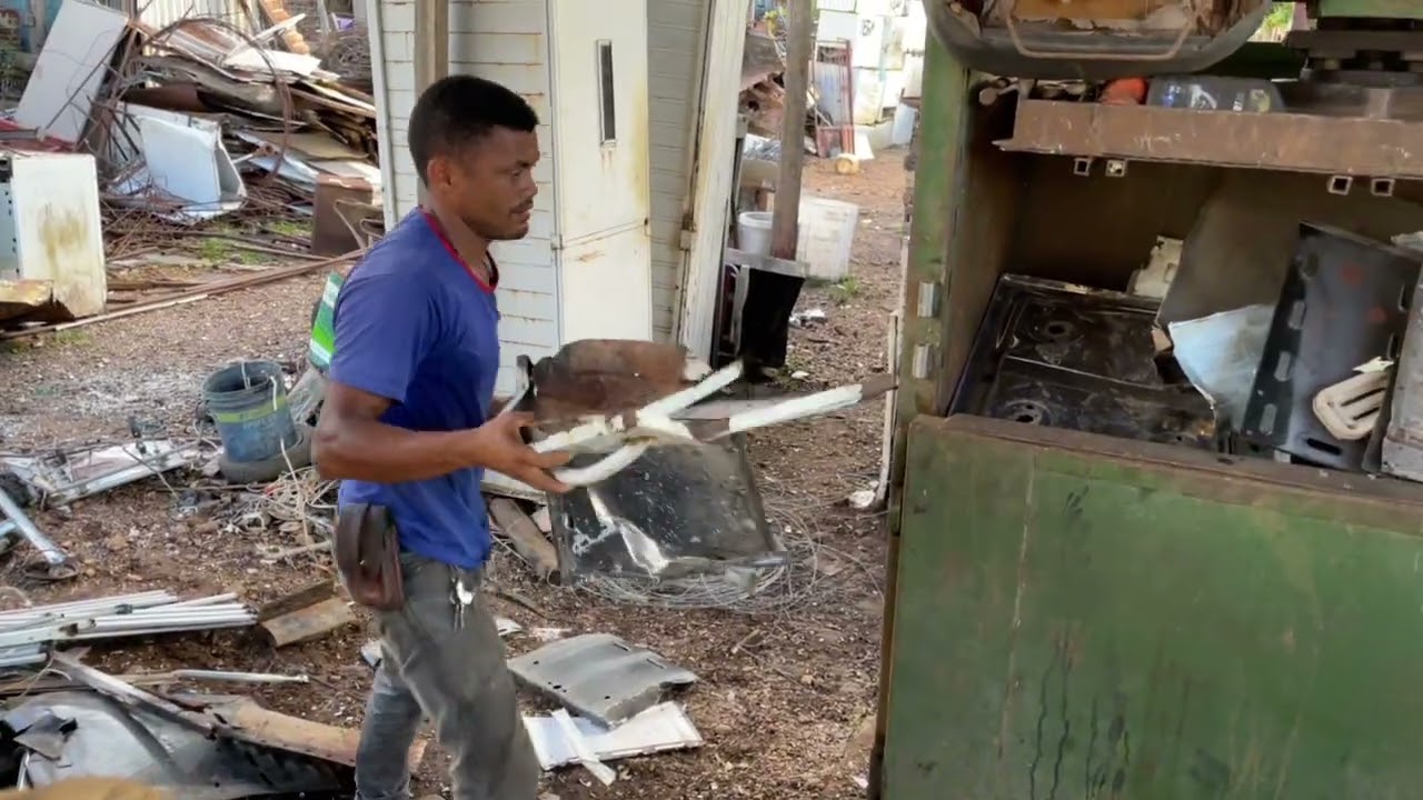 Fazendo um fardo de chapa de ferro. 