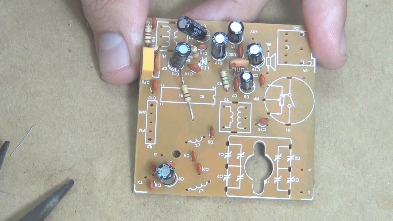 Amostra do curso de montagem de rádio AM-FM com kit didático