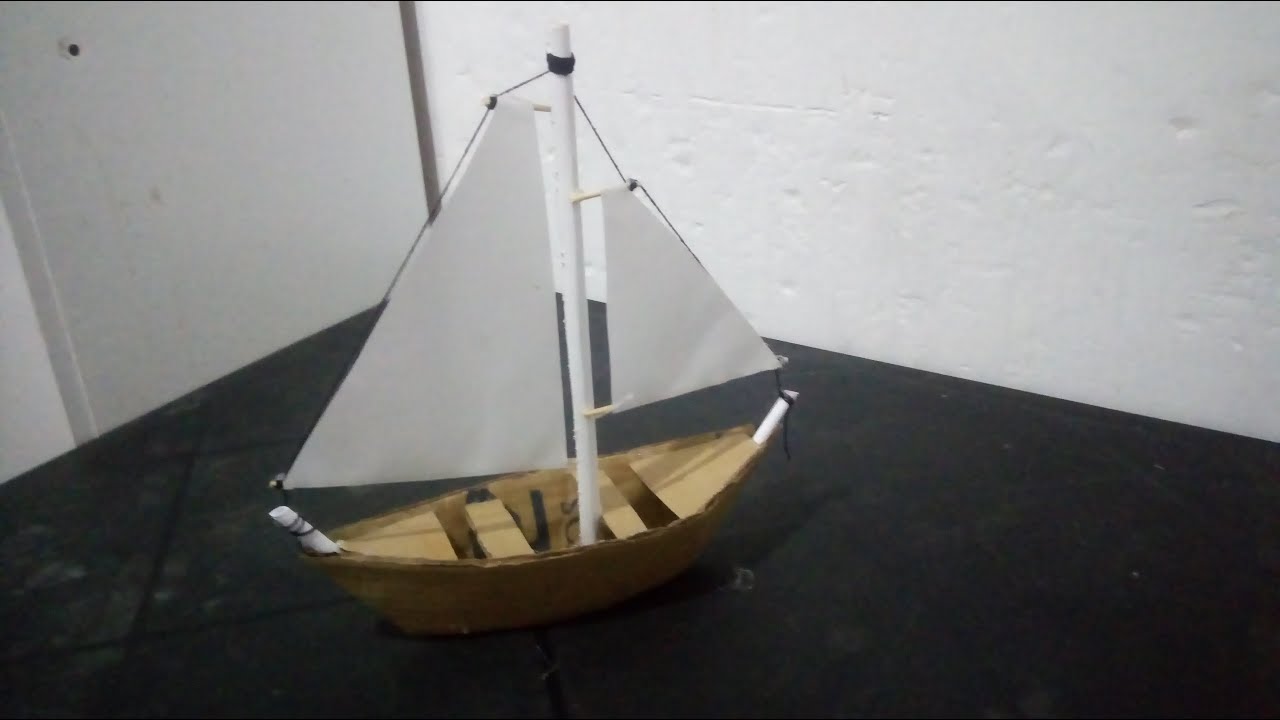 barquinho simples feito de papelão
