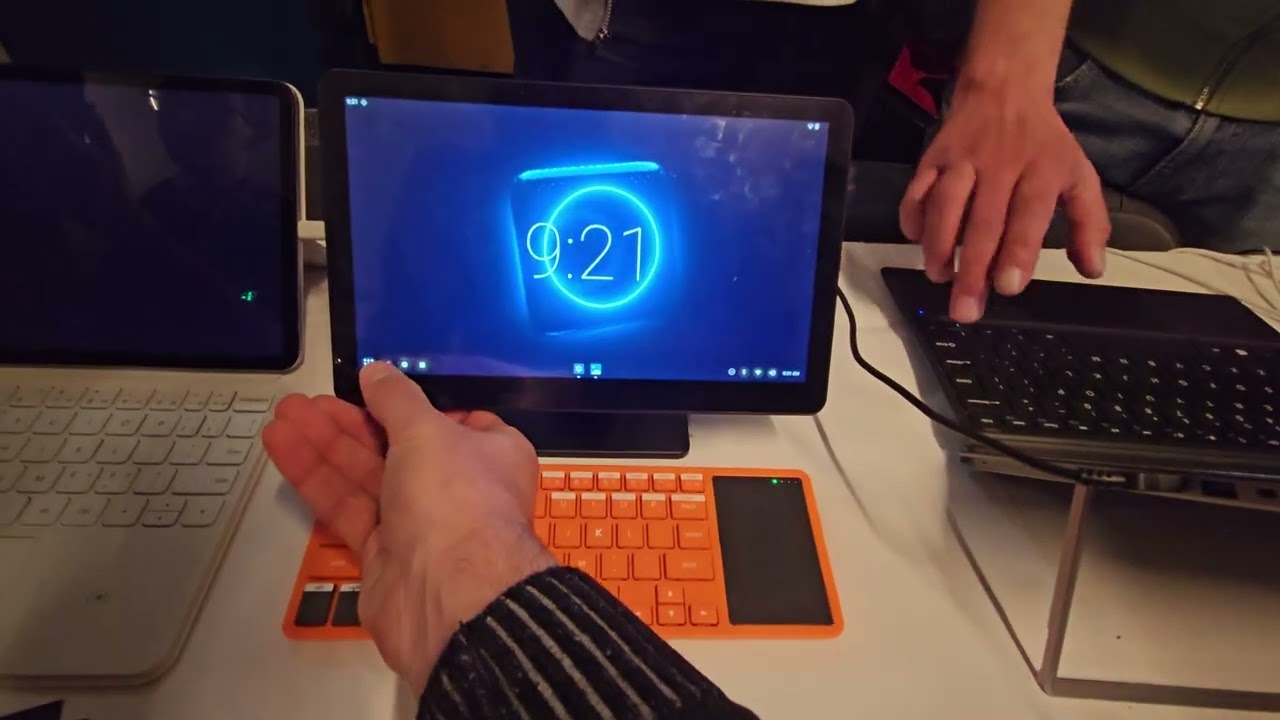 Планшет Shiftbook с операционной системой ShiftOS (операционная система Linux на базе Android).