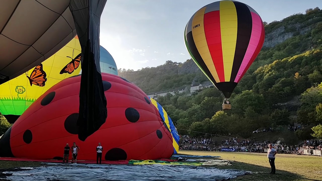 Des montgolfières dans le ciel de Rocamadour