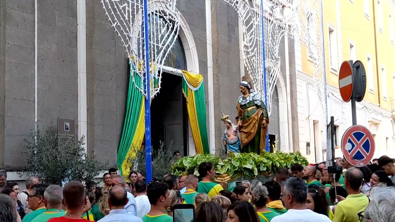 Video. Caserta. Migliaia di fedeli per l'uscita dal Santuario di Sant'Anna