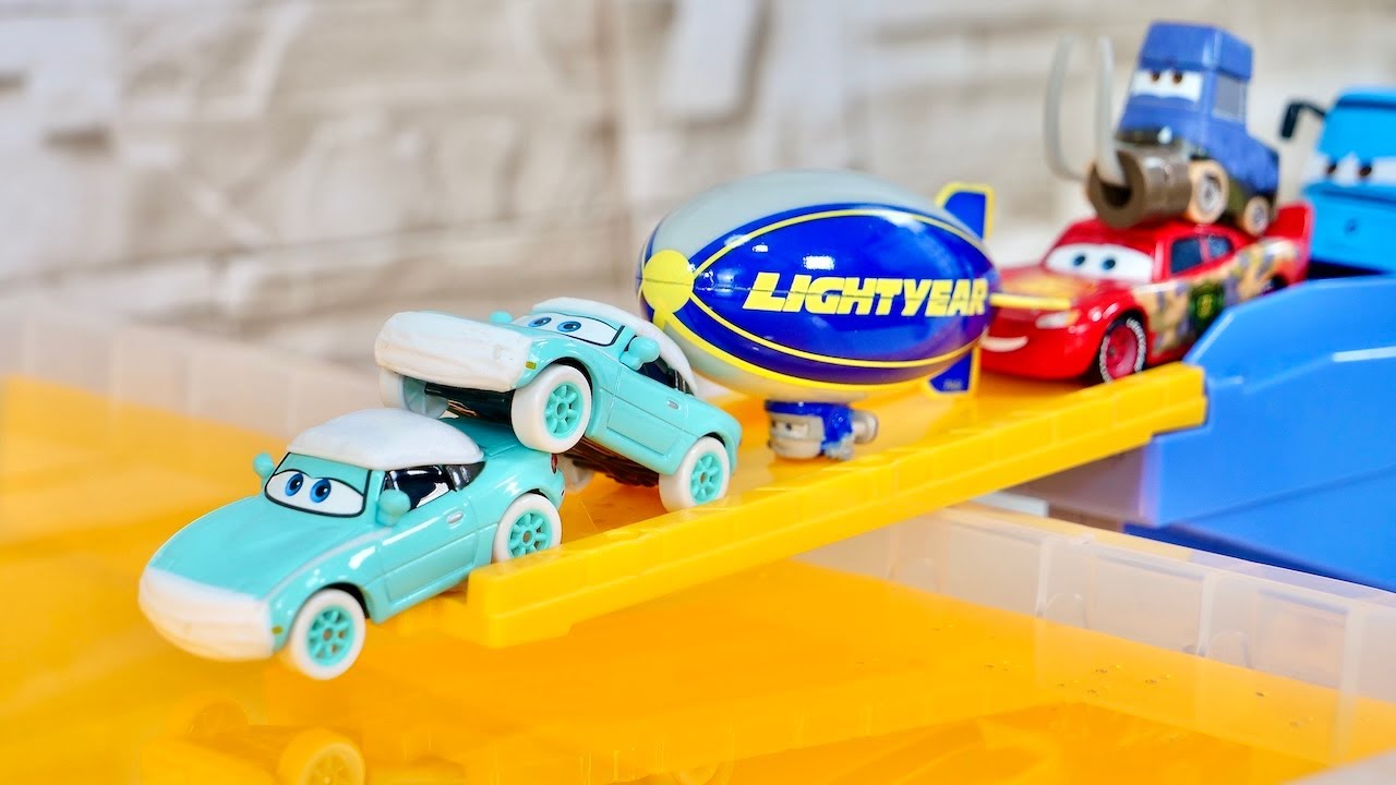 Disney pixar Cars☆Various Cars miniature cars climb Tomica's hill and jump into the water.