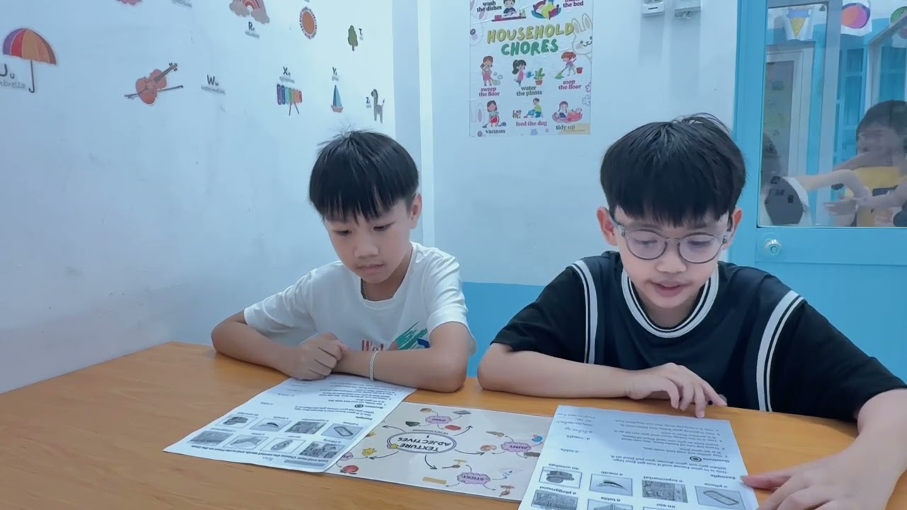 Tiếng Anh Giao Tiếp Phan Thiết: Jack and Peter practice talking about Texture Adjectives