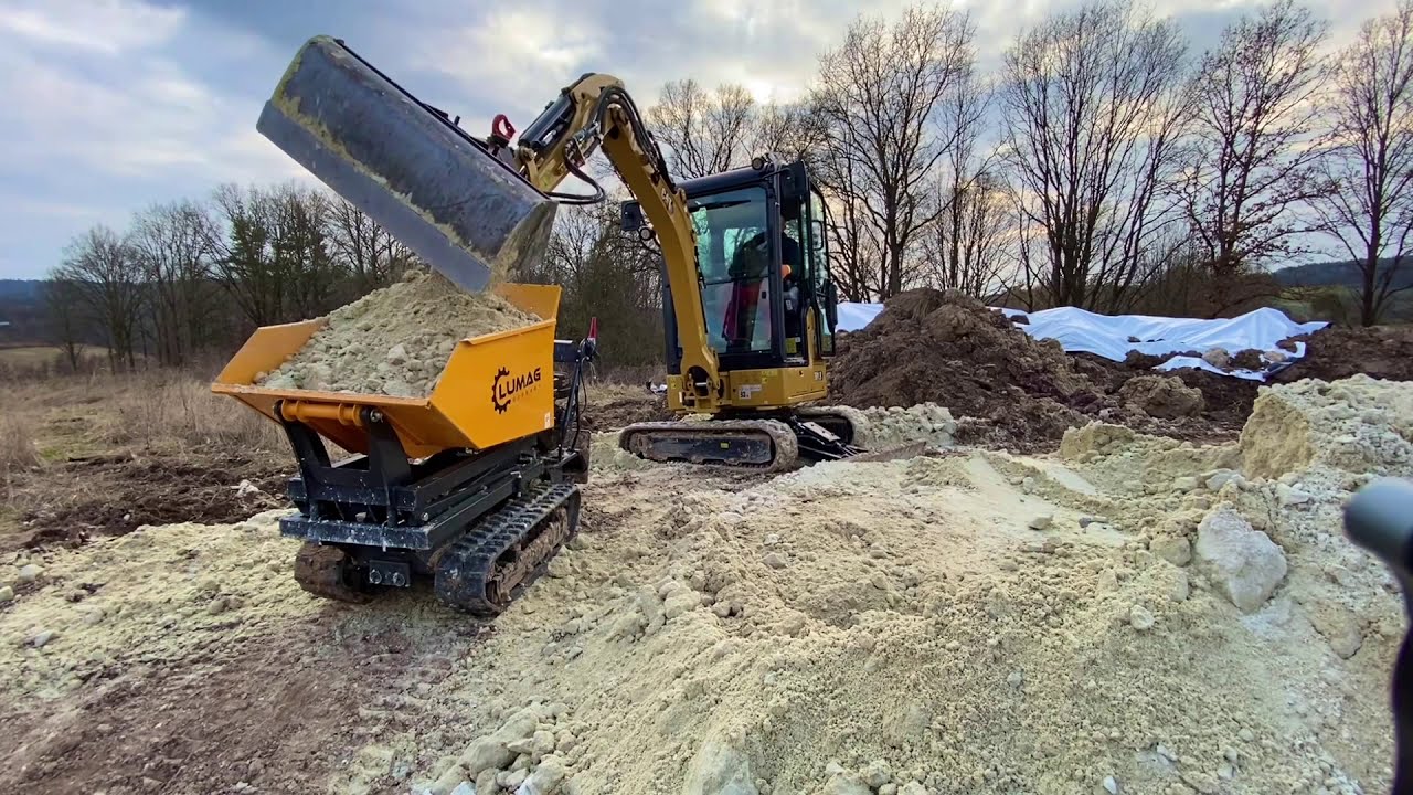 Haus bauen Teil 2: Leitungsgräben schließen, Schotter einbauen mit CAT 301.8 und Kettendumper