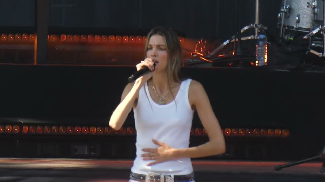 Charlotte Cardin - Meaningless (live) @ Vieilles Charrues 2024