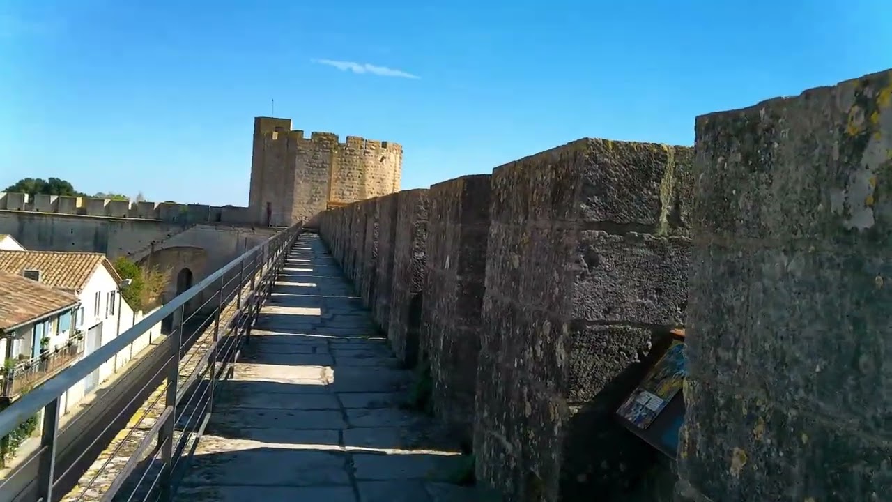 LES REMPARTS D'AIGUES MORTES ET LES SALINS ROSES PREMIERE PARTIE