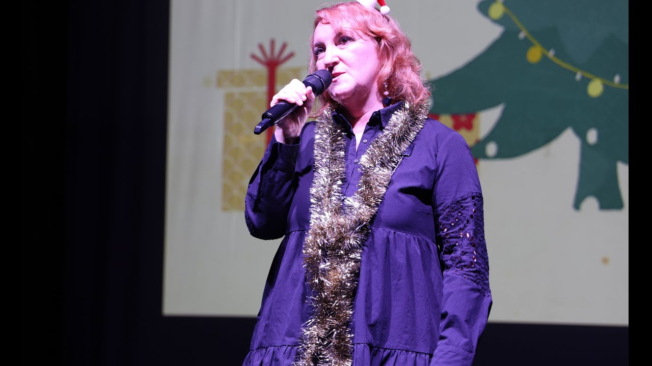 Elena Kelerman la Serbarea de Crăciun - moment de stand up comedy