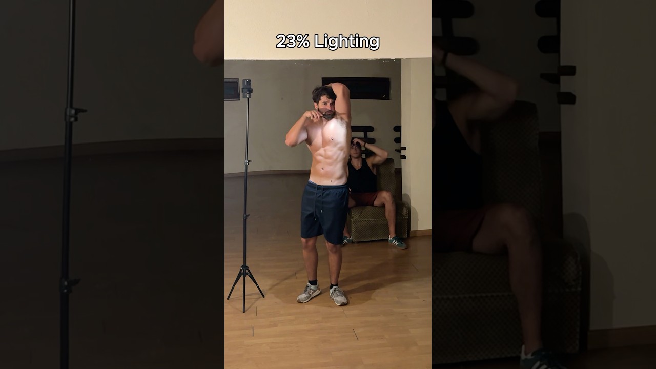 1% Lighting vs 100% Lighting. GymLamp for posing is insane 💪🏻 #gymtok #gymbro #gymbros #gymrat