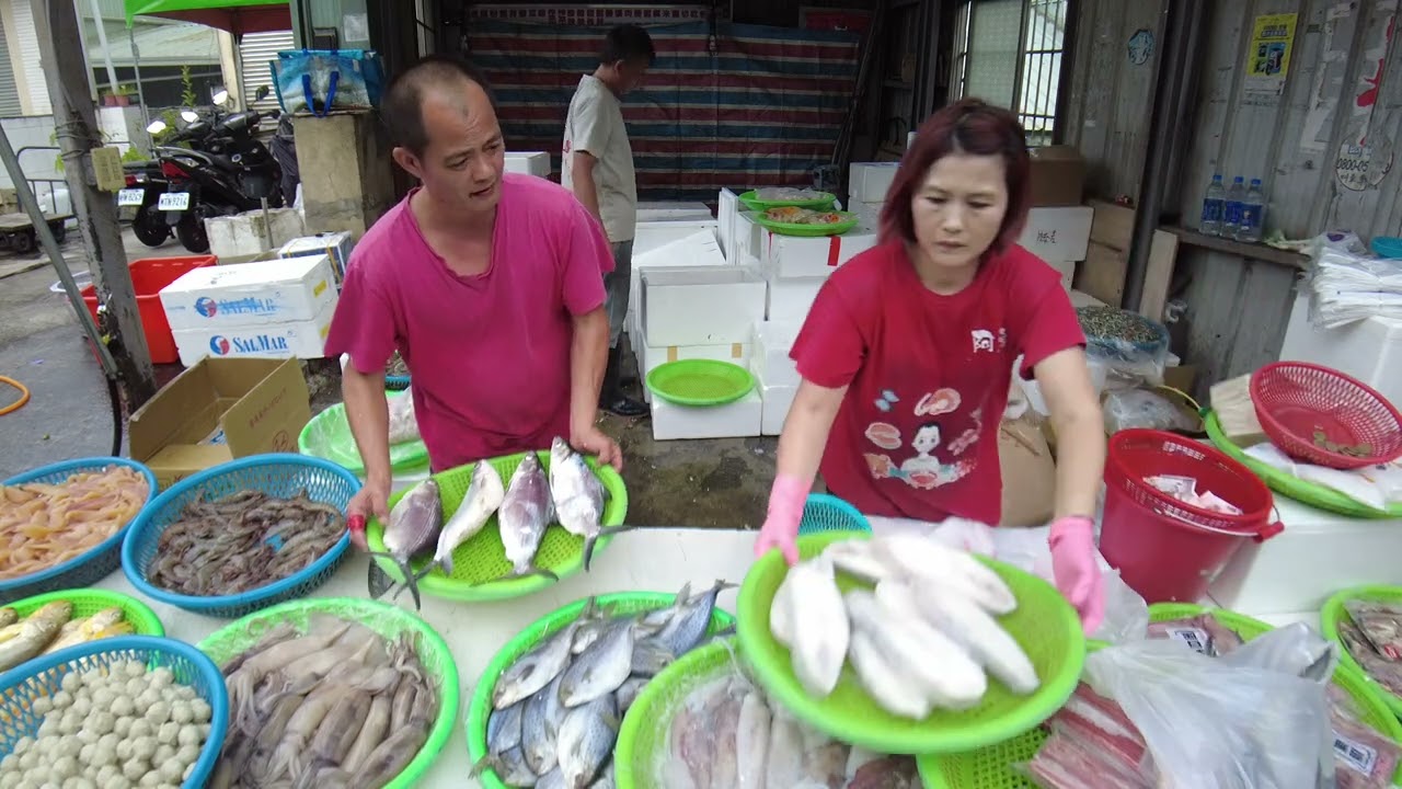 颱風天瘋狂掃貨！鱸魚鮭魚透抽秒殺，阿源賣到連風都擋不住！  阿源海鮮拍賣@台中大雅市場