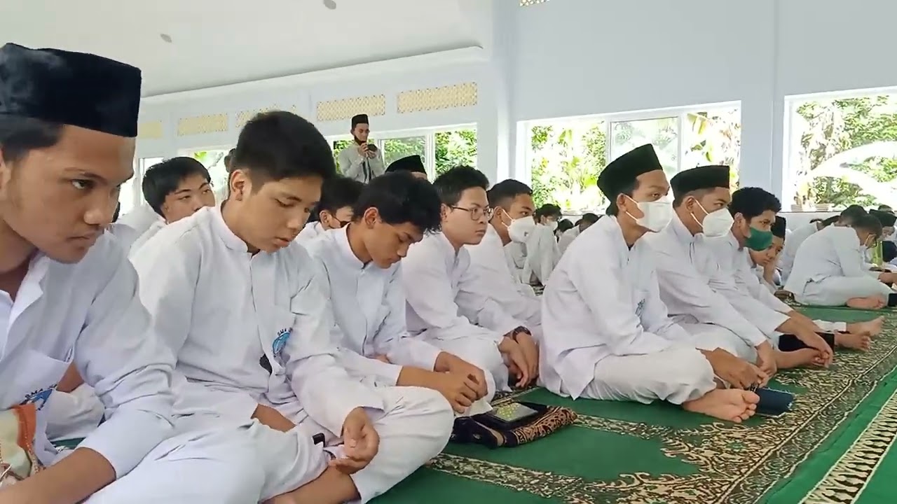 Hadroh SMA Islam Al Azhar 14 dalam tasyakuran Masjid Al Munawwar. Masjid Kampus SMA Al Azhar 14