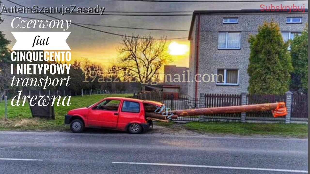 Czerwony fiat cinquecento i nietypowy transport drewna