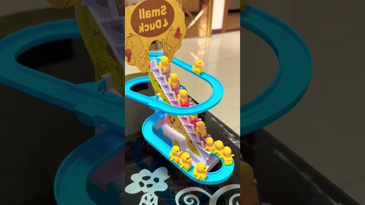 Mainan bebek kuning naik turun seluncuran lucu
