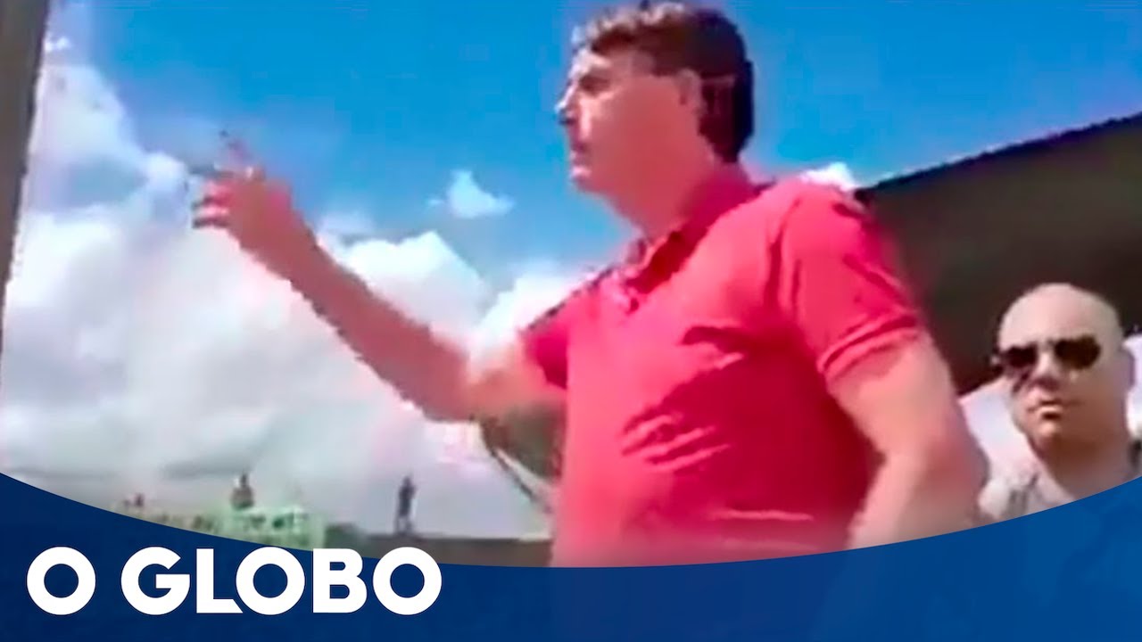 Bolsonaro discursa em ato com pedidos de intervenção militar e aglomeração de manifestantes