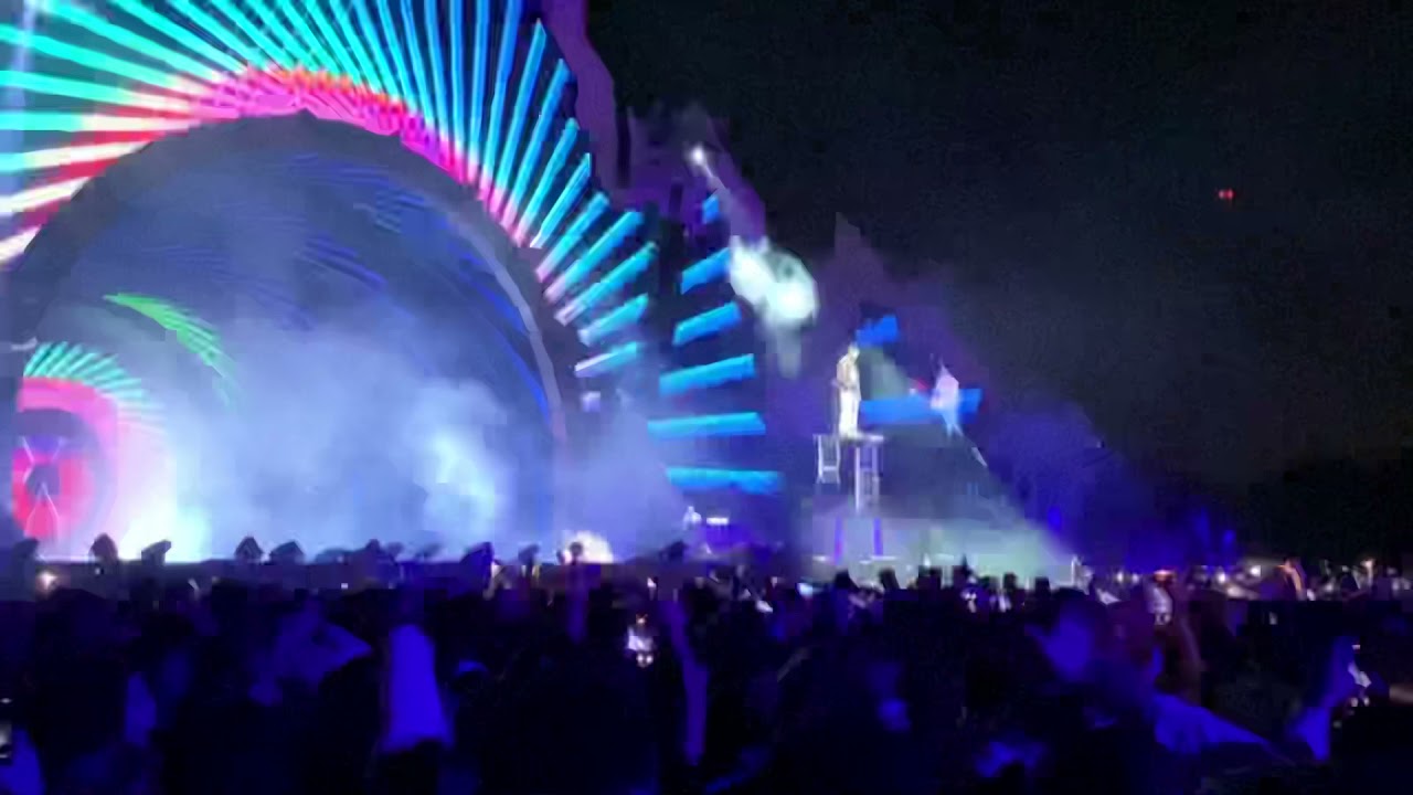 Travis Scott 90210 at astrofest 2021 stopped in the middle because of people passing out