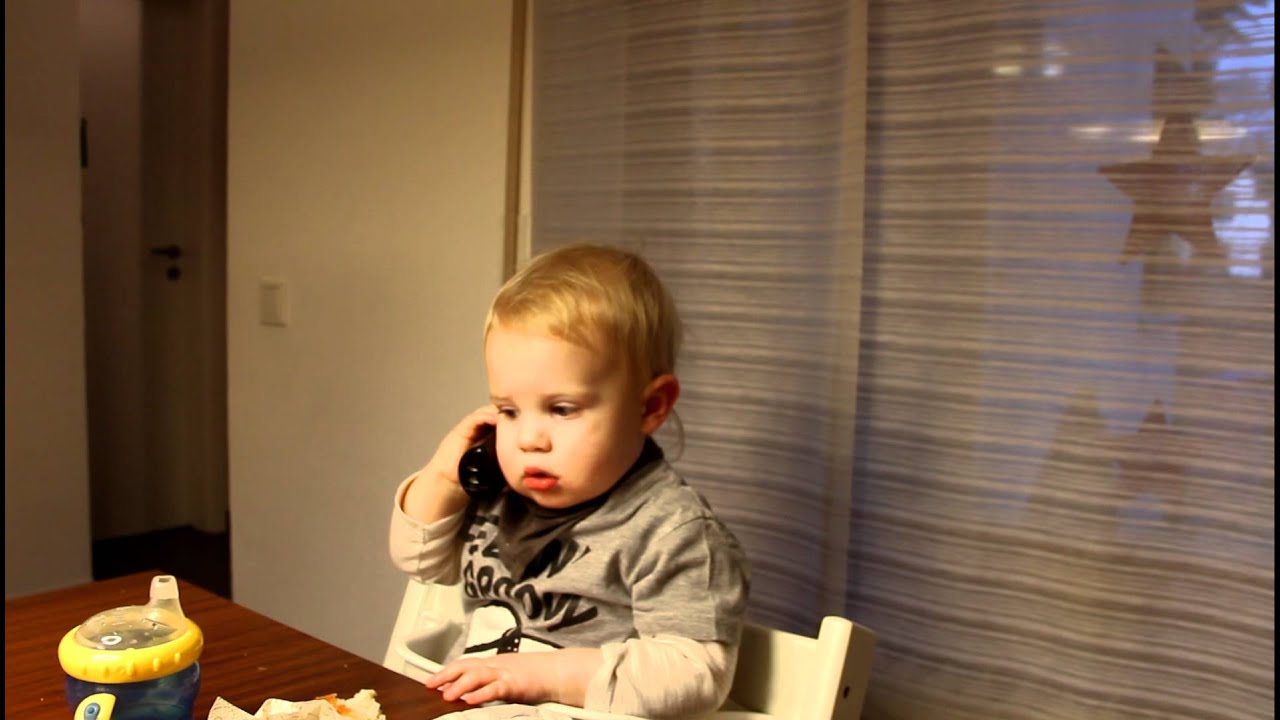 Lenn telefoniert mit seiner Oma =)