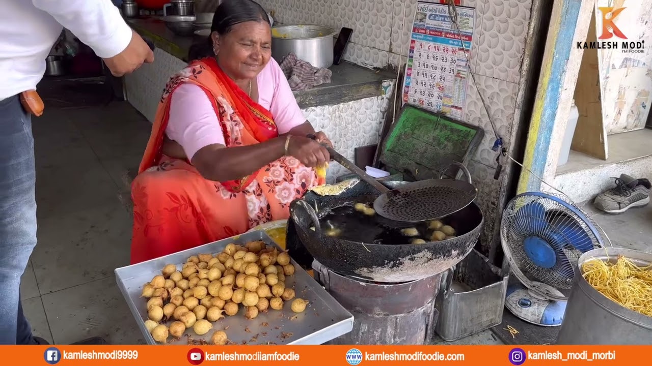 લુણાવાળા નું ફેમસ ભજીયા સેવ ઉસળ આટલા પોચા ભજીયા નહિ ખાધા હોયે Gopal Restaurants