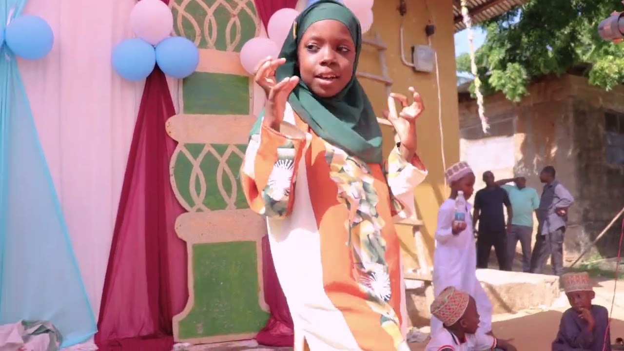 Waone mabanati wa Nurul anami walivo simamsha watu katika viwanja vya donge kitarun wakimswalia mtum