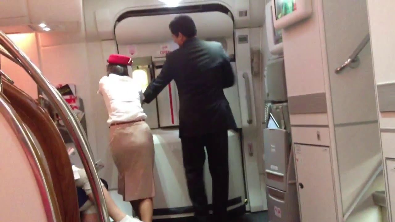 Emirates Airbus A380 trouble door not close
