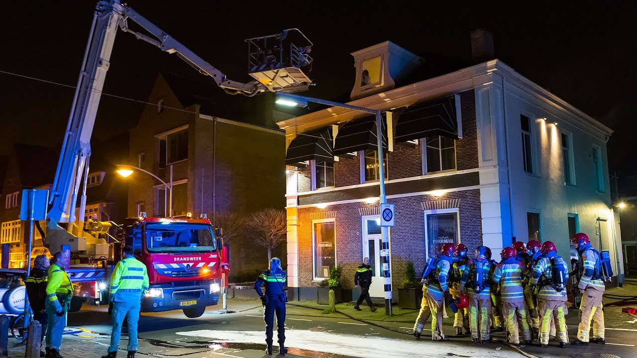 Fire brigade rescues woman from burning house