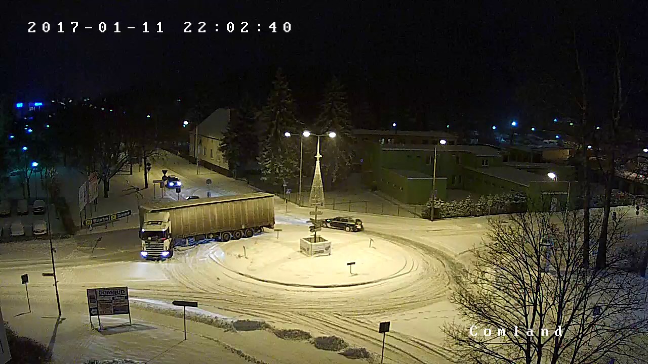 Problemy ciągnika siodłowego na rondzie - kamery TVK SMNT live, Nowy Tomyśl
