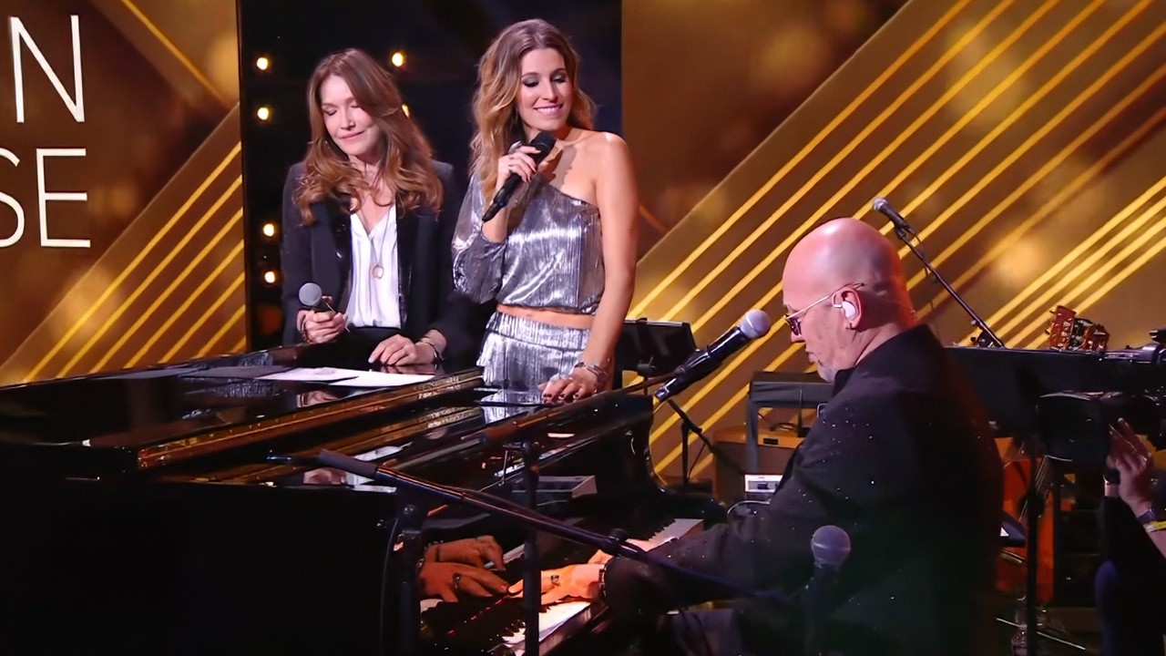 Obispo chante au piano avec Laury Thilleman et Carla Bruni