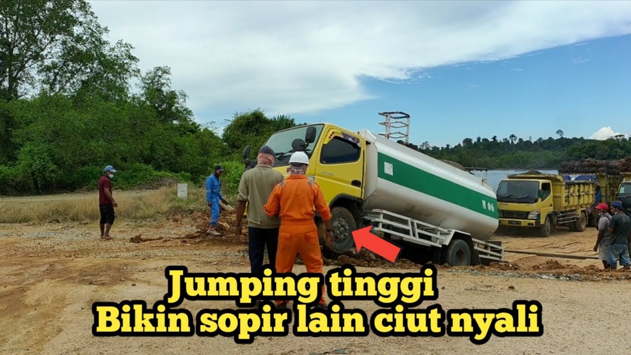 Sopir yang lain sempat ciut nyali melihat truck pertama keluar