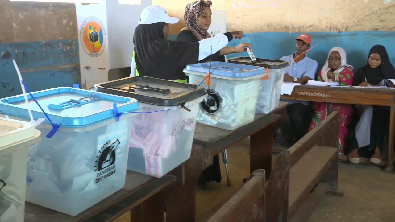 WAPIGA KURA WAJITOKEZA KWA WINGI DK KARUME APIGA KURA KIEMBESAMAKI.