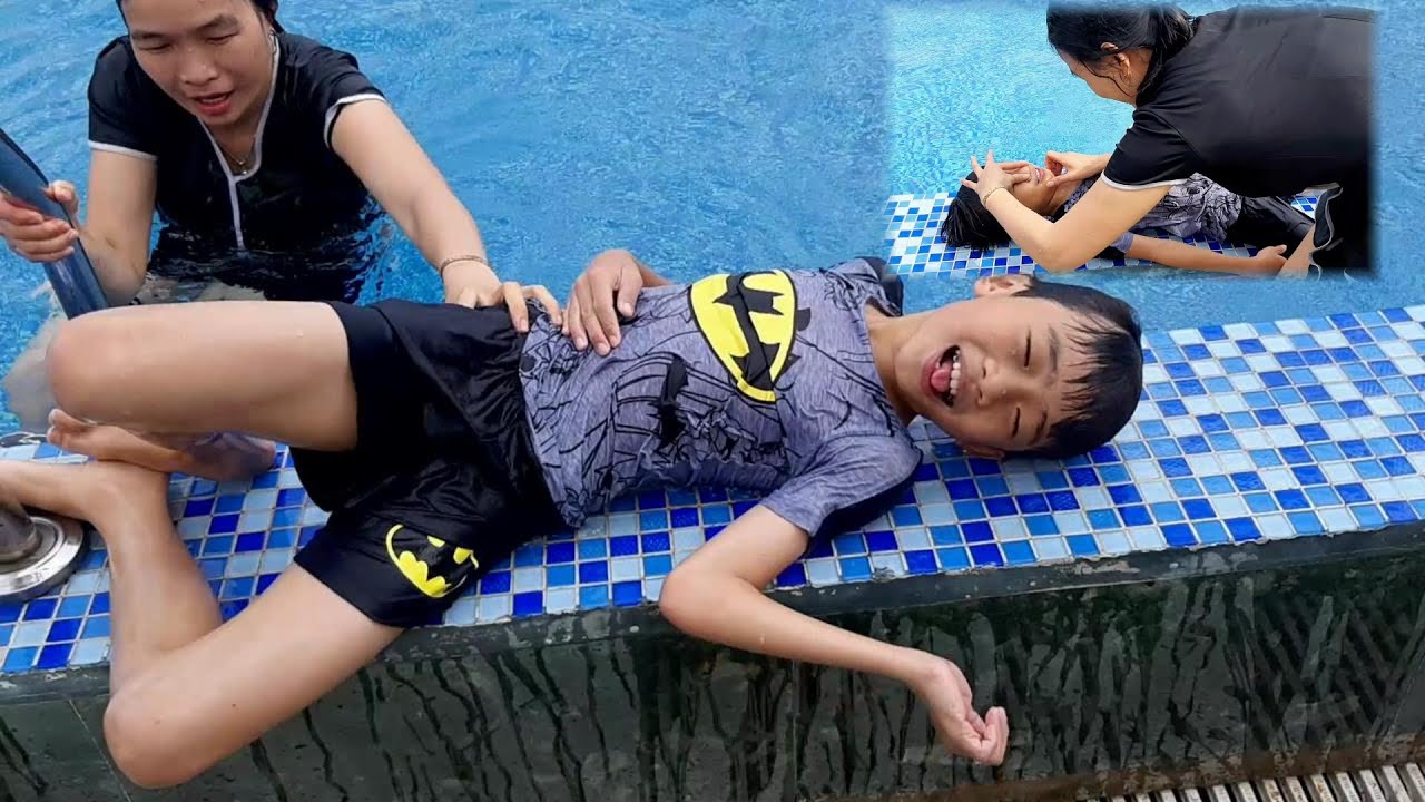 Win Tin | mẹ làm bác sĩ sơ cứu em bé bị đuối nước trong hồ bơi