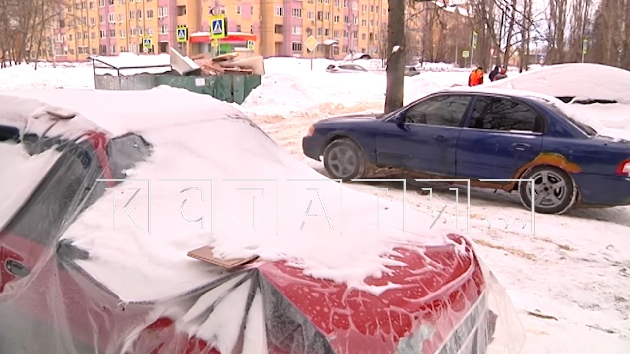 Забрасывают яйцами автомобили и кидают угрозы — жители Автозавода организовали незаконную парковку