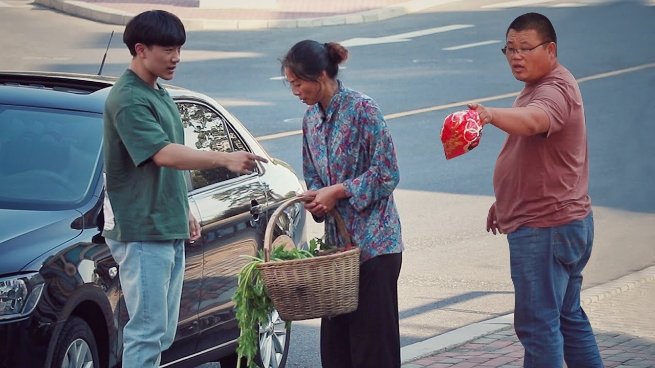 If someone bumps a countrywoman when he opens the car's door, and insults her... 农村阿姨被车门撞反遭车主辱骂...