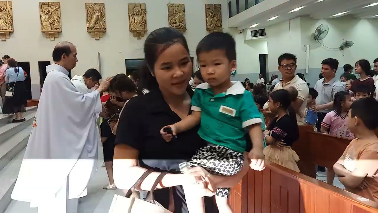 Lễ dâng Chúa Giesu trong Đền thờ. (Cha chánh xứ và cha phó Giuse ban nghi thức chúc lành cho trẻ em)