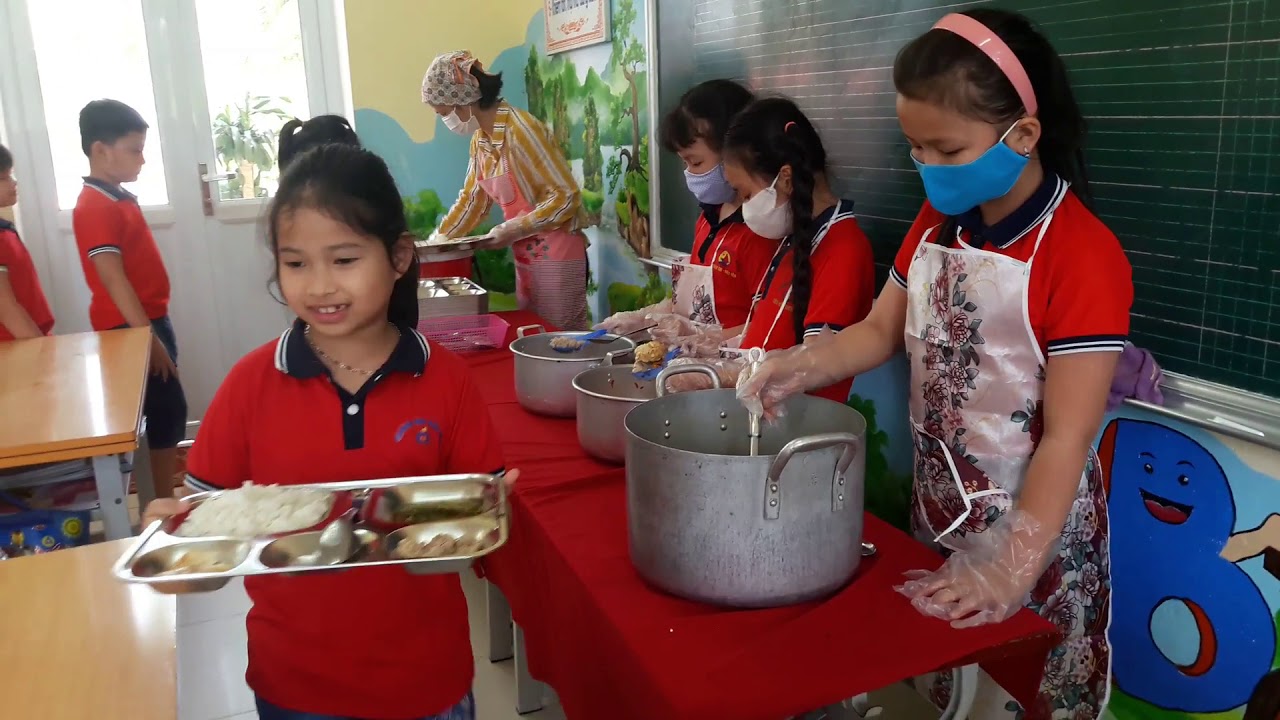 Giờ ăn bán trú của các em học sinh lớp 2E- trường tiểu học Bích Sơn