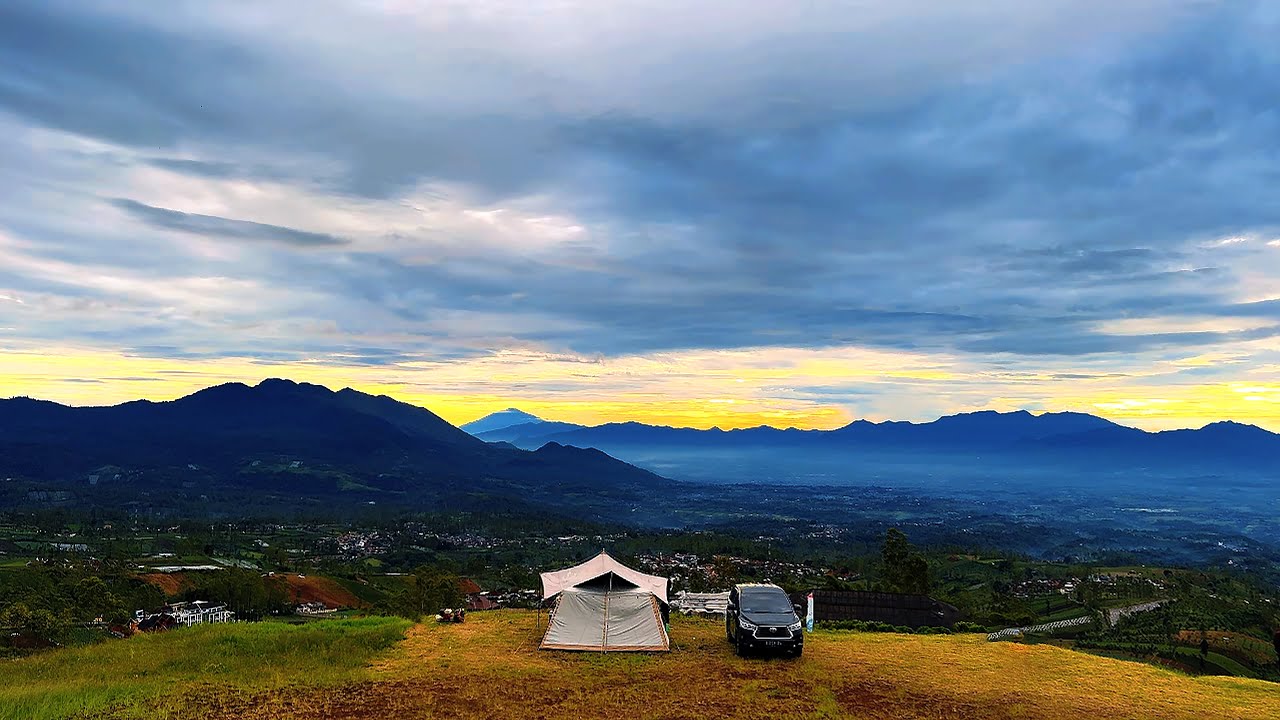 Camping di puncak dengan udara dingin dan hujan lebat, berendam di air panas . puncak darajat