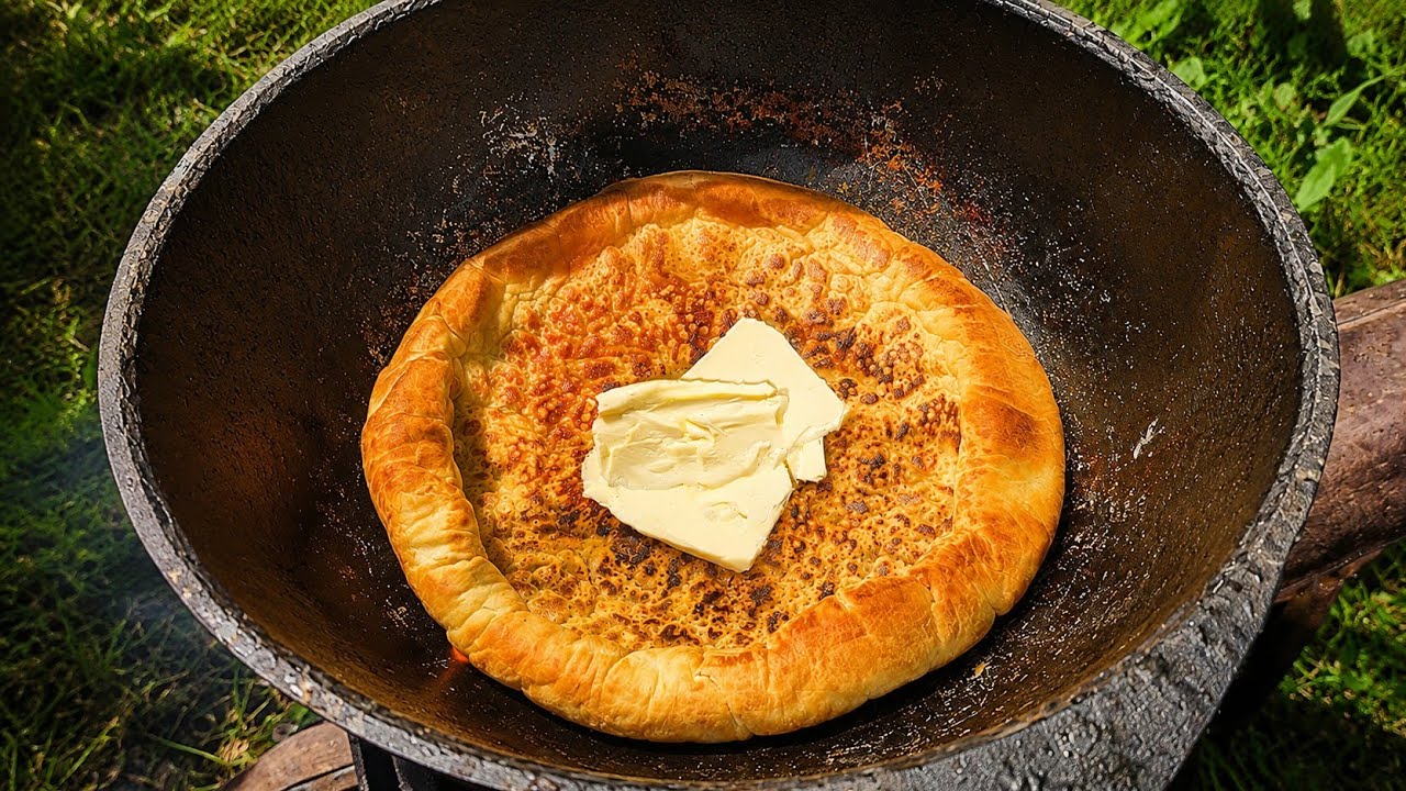 Вот как завтракали в деревне: горячая лепешка, масло и чай.
