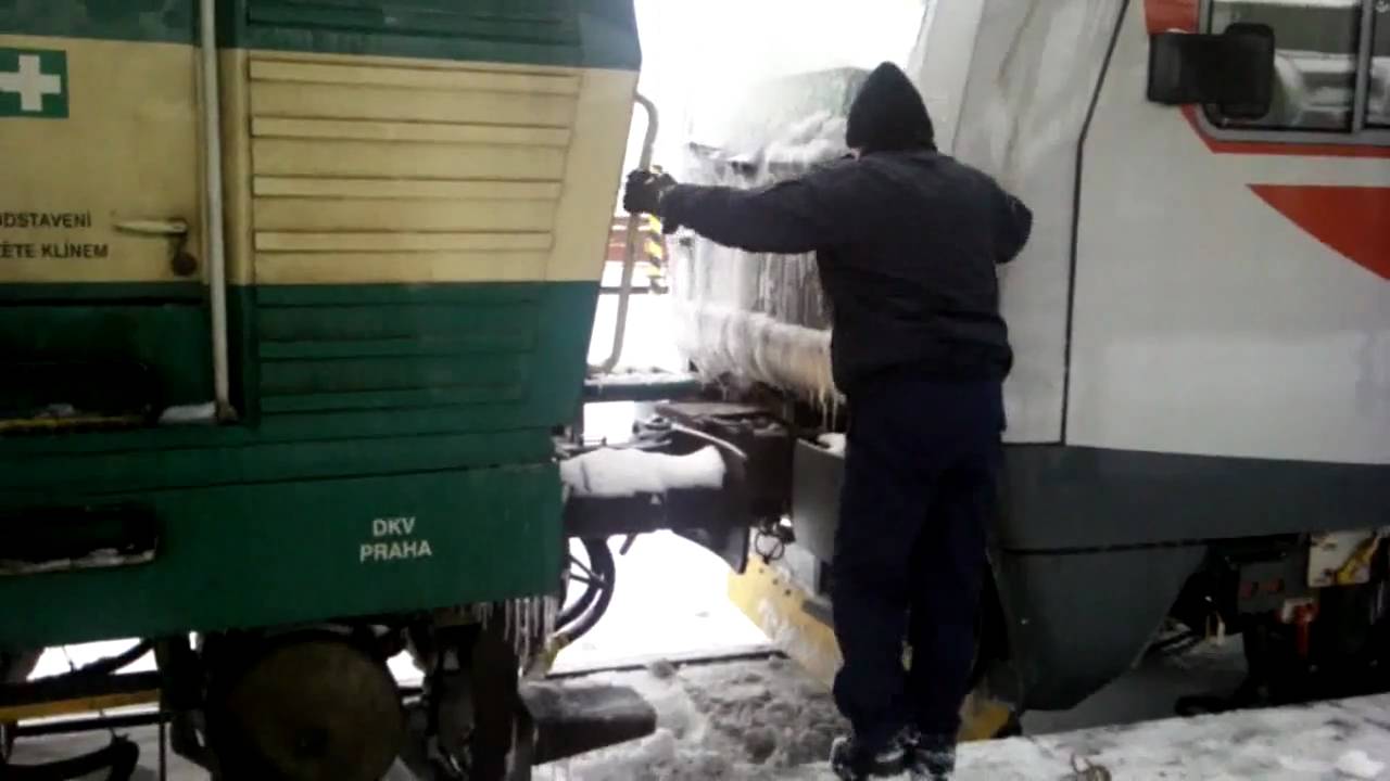 Lokomotiva 162 011-1 odtahuje zamrzlý City Elefant Jindřiška 971 035-1 v Ostravě Svinov