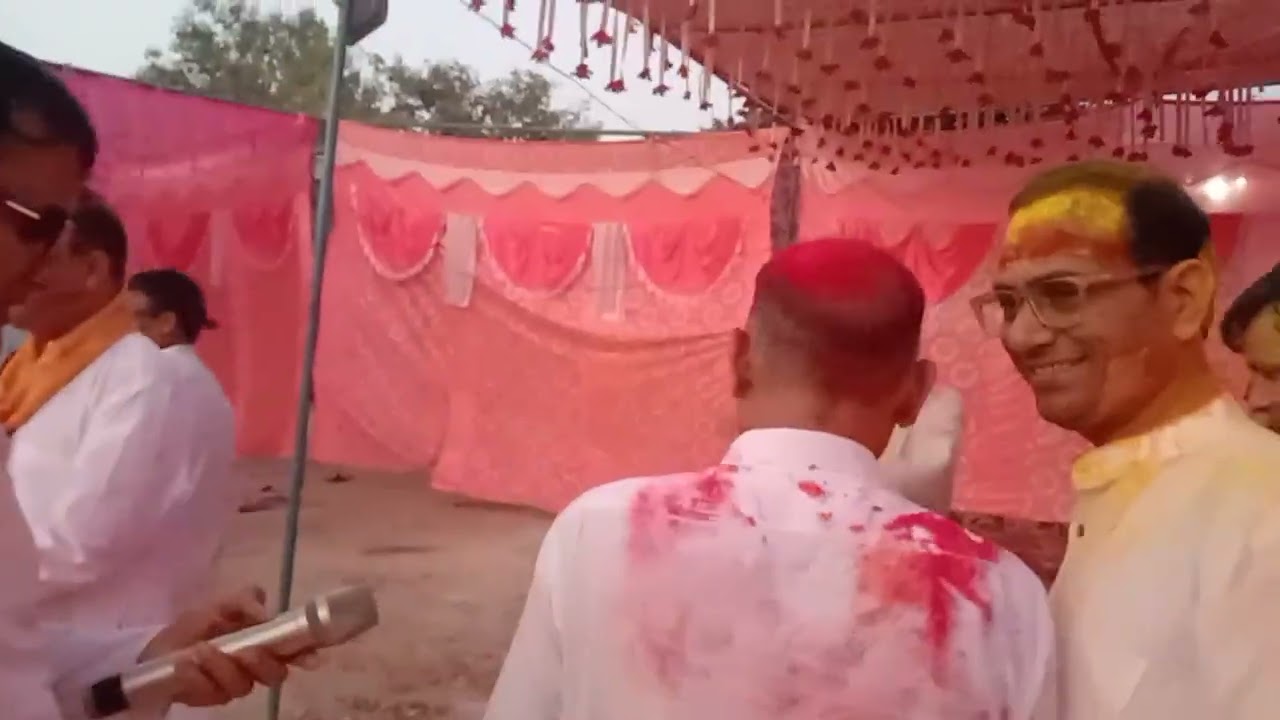 उत्तराखण्ड भ्रातृ समिति शालीमार गार्डन साहिबाबाद के कुछ सदस्य... होली गीत गाते हुए नृत्य करते हुए..